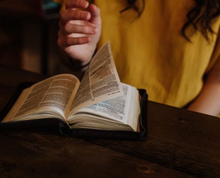 Shared Lectio Divina. Photo credit: Priscilla du Preez on UnSplash.